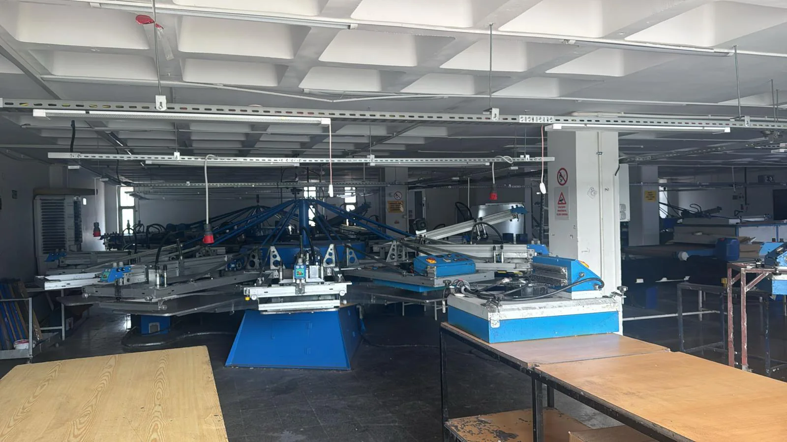 Kupal Tekstil Baskı atölyesindeki mavi serigrafi baskı makinesi